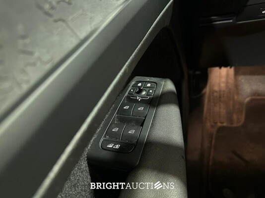 Volvo XC40 Recharge Core 70 kWh 231pk 2023 (Origineel-NL), S-302-PT