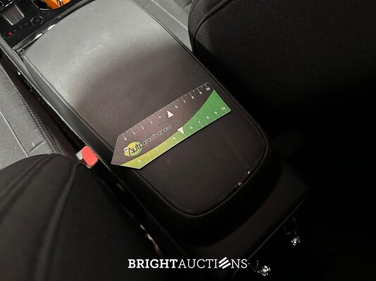 Volvo XC40 Recharge Core 70 kWh 231pk 2023 (Origineel-NL), S-302-PT