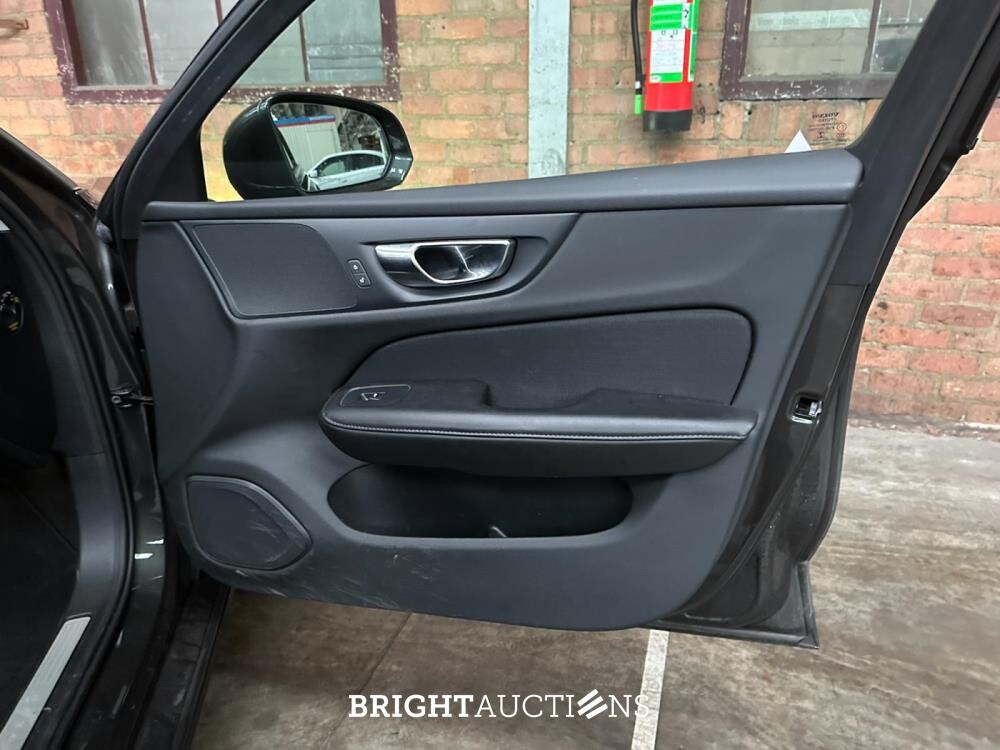 Volvo V60 2.0 T4 Momentum Proline 188pk 2019 (Origineel-NL), ZP-740-L