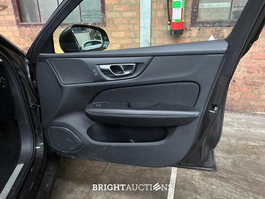 Volvo V60 2.0 T4 Momentum Proline 188pk 2019 (Origineel-NL), ZP-740-L