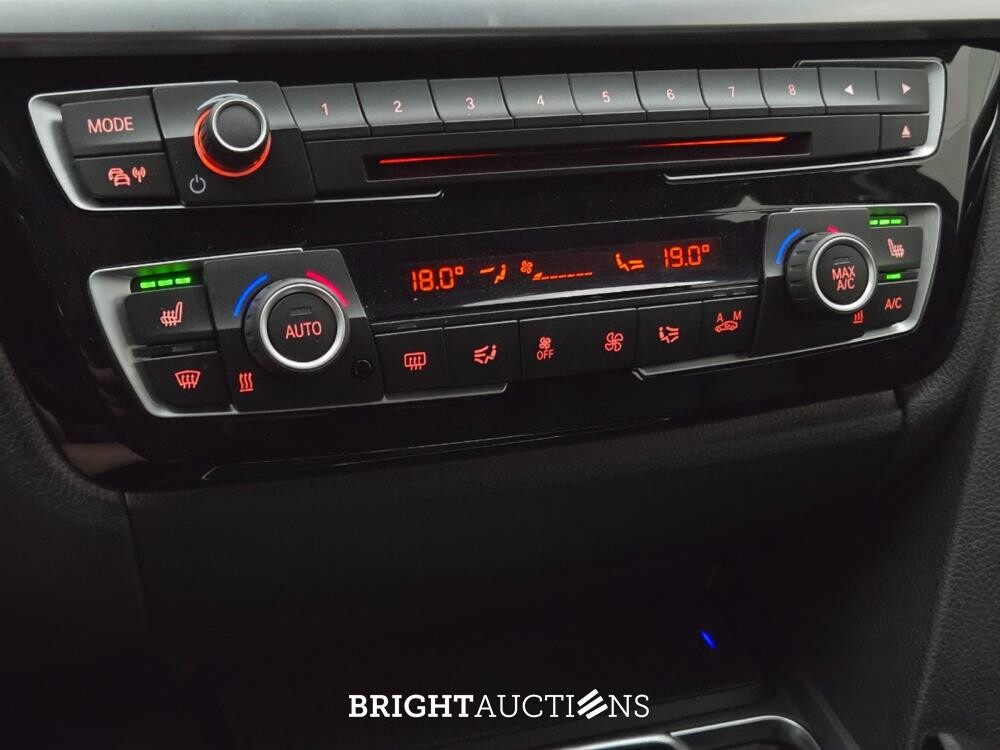 BMW 318i 3-serie Touring Luxury Edition 136pk 2019 (Origineel-NL) 3-Serie, XN-908-Z