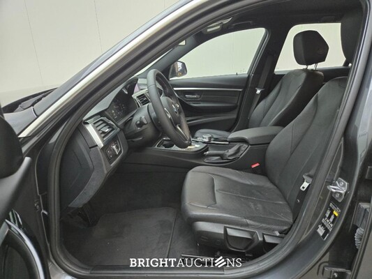 BMW 318i 3-serie Touring Luxury Edition 136pk 2019 (Origineel-NL) 3-Serie, XN-908-Z