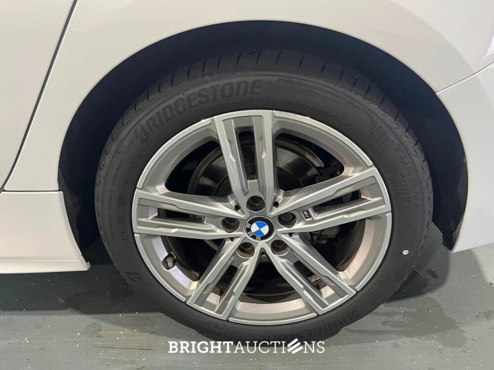 BMW 118i 1-serie Business Edition Plus M-pakket 136pk 2021 (Origineel-NL) 1-Serie, L-737-DN