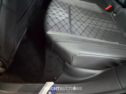 Volkswagen Golf eTSI R-Line 1.5 150pk 2023, GJV-33-B