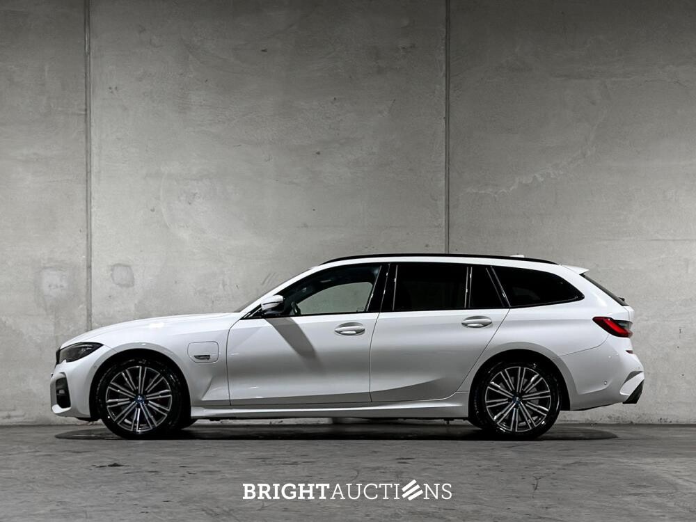 BMW 320e Touring Business Edition Plus M-Sport 204pk 2022 (Origineel-NL + 1e Eigenaar) 3-Serie G21, P-991-JH