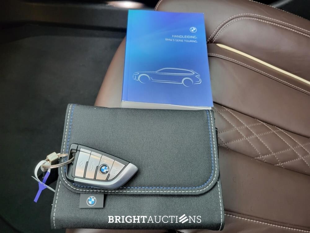 BMW 520i 5-serie Touring Business Edition Plus 184pk 2023 (Origineel-NL) 5-Serie, S-218-VX