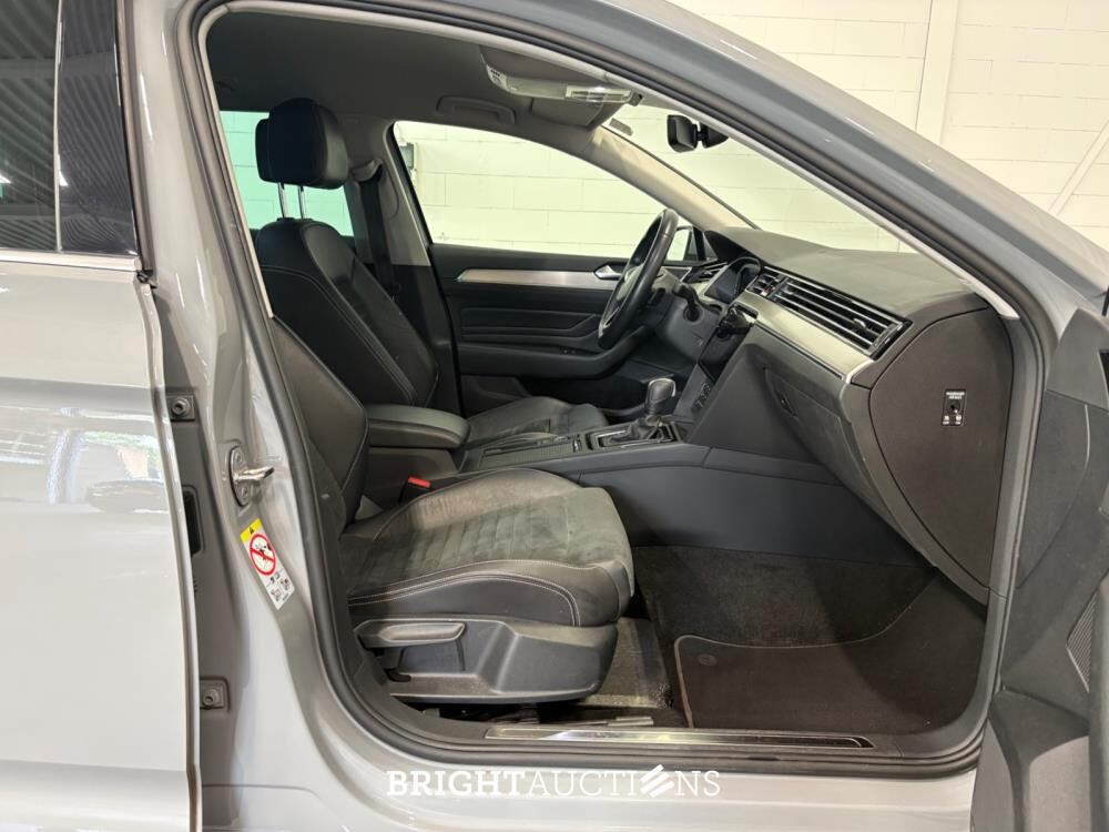 Volkswagen Passat Variant R-Line Business 1.5 TSI 150pk 2022, S-017-JD