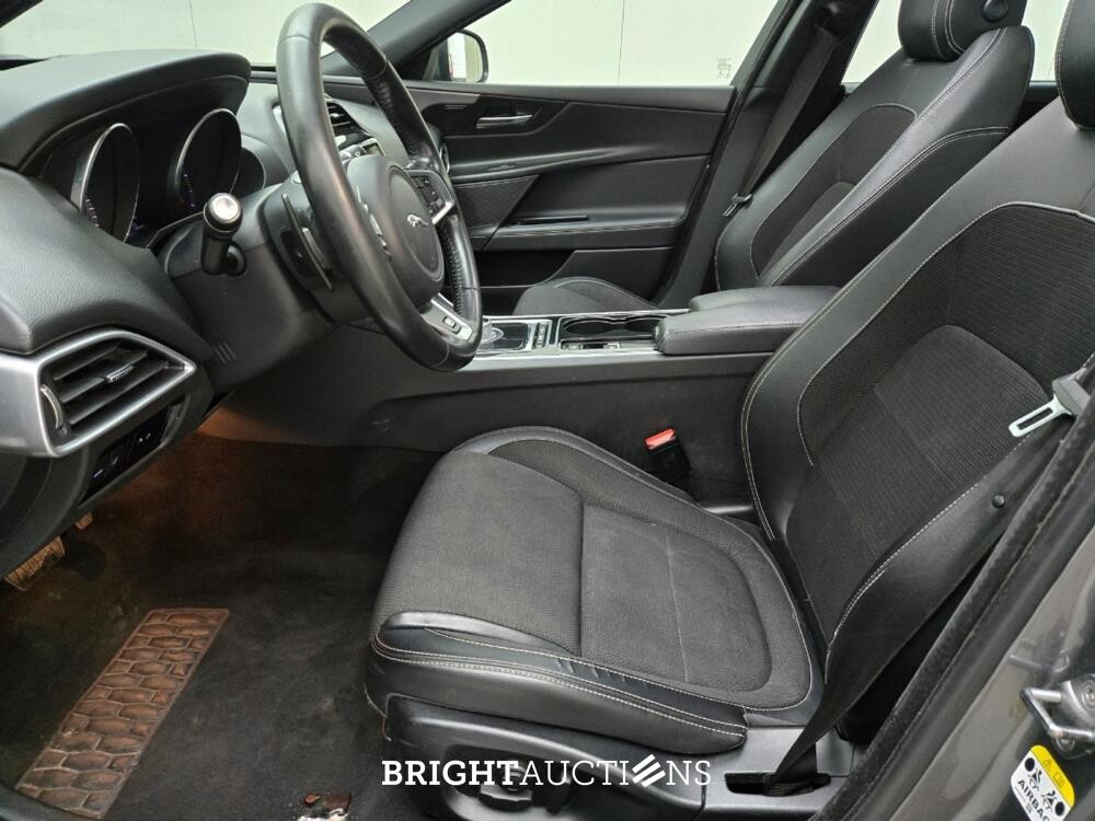 Jaguar XE D Portfolio 2.0 163pk 2015 (Origineel-NL), HV-351-R