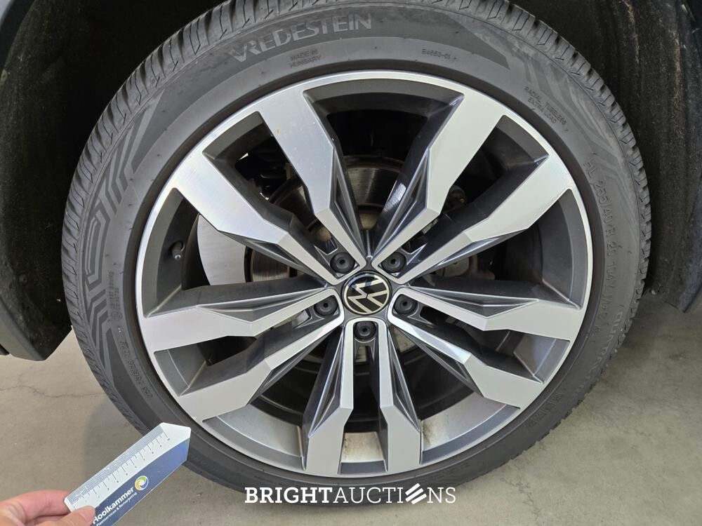 Volkswagen Tiguan eHybrid R-Line Business 1.4 TSI 265pk 2023 (Origineel-NL), T-243-DH