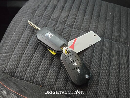 Peugeot 2008 Blue Lease Active 1.2 PureTech 102pk 2021 (Origineel-NL), K-828-KD