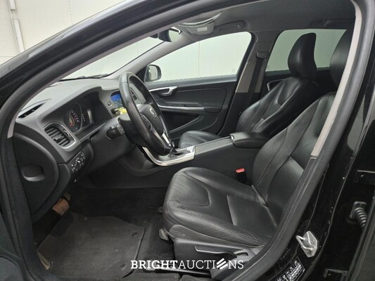 Volvo V60 D3 Ocean Race 2.0 150pk 2016, ZN-628-D