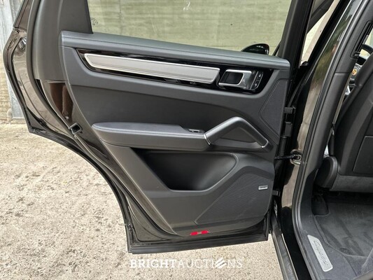 Porsche Cayenne E-Hybrid Platinum Edition 3.0 V6 462pk 2023 (Origineel-NL), NL-kenteken -Sport-Chrono-