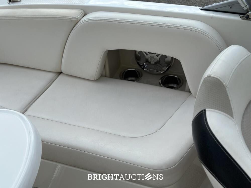 Chaparral 225 SSi Sports Boat / Speedboat with Cabin, MerCruiser 300 HP – 2012