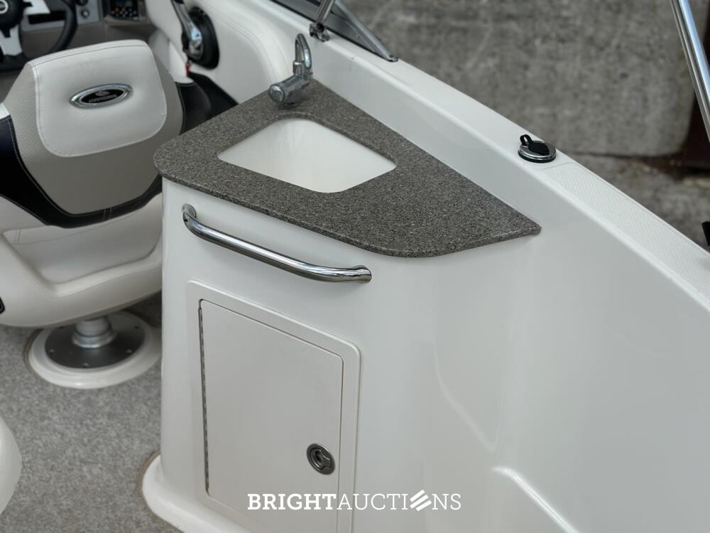 Chaparral 225 SSi Sports Boat / Speedboat with Cabin, MerCruiser 300 HP – 2012