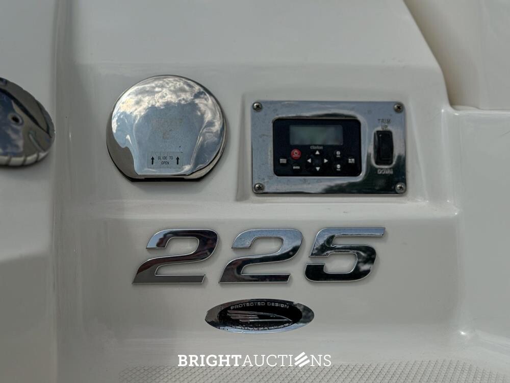 Chaparral 225 SSi Sports Boat / Speedboat with Cabin, MerCruiser 300 HP – 2012