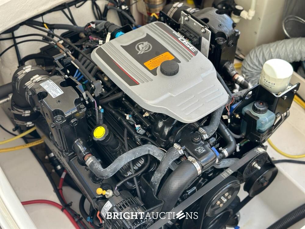 Chaparral 225 SSi Sports Boat / Speedboat with Cabin, MerCruiser 300 HP – 2012