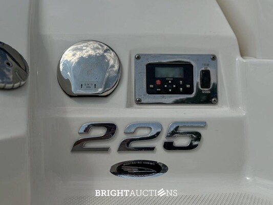 Chaparral 225 SSi Sports Boat / Speedboat with Cabin, MerCruiser 300 HP – 2012