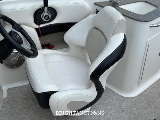 Chaparral 225 SSi Sports Boat / Speedboat with Cabin, MerCruiser 300 HP – 2012
