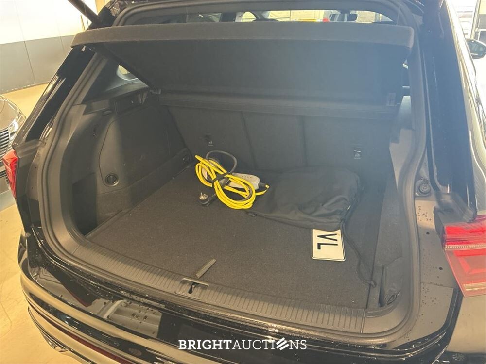 Volkswagen Tiguan eHybrid R-Line Business 1.4 TSI 265pk 2023 (Origineel-NL), S-260-VL
