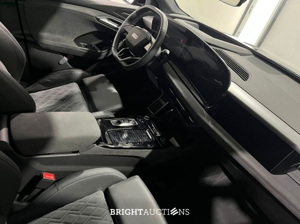 Audi Q6 e-tron Launch edition performance 100 kWh 306pk 2024 (Origineel-NL), GXG-54-R