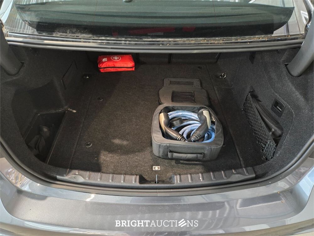 BMW 330e Centennial High Executive 272pk 2016 (Origineel-NL) 3-Serie, KX-220-P