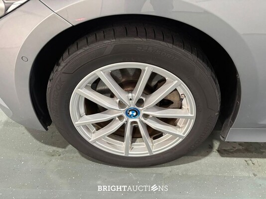BMW 320e 3 Serie Touring 272pk 2023 (Origineel-NL) 3-Serie, T-950-KL