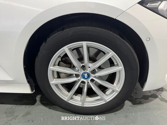 BMW 320e 3 Serie Touring 272pk 2023 (Origineel-NL) 3-Serie, T-102-HT