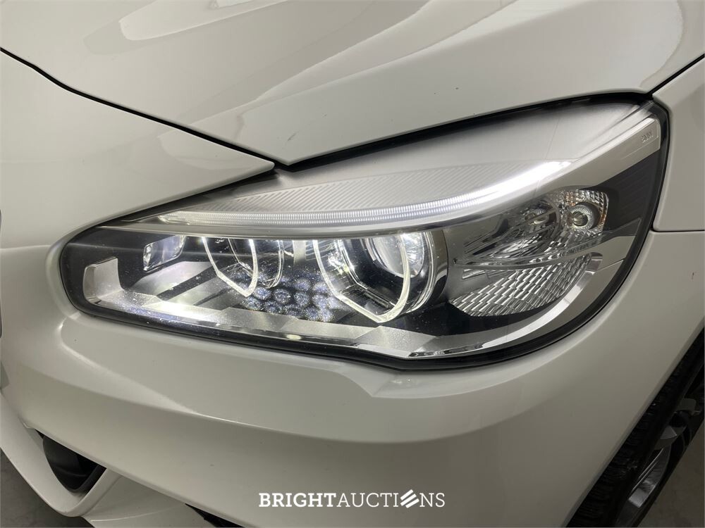 BMW 225i Active Tourer High Executive xDrive 232pk 2015 2-Serie, L-802-HD