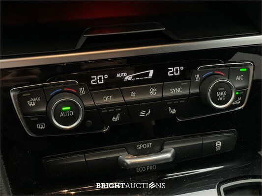 BMW 225i Active Tourer High Executive xDrive 232pk 2015 2-Serie, L-802-HD