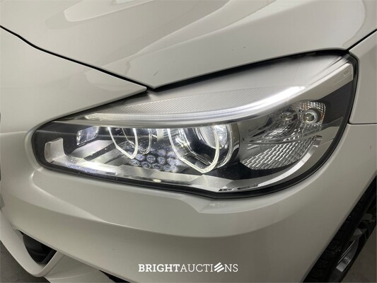 BMW 225i Active Tourer High Executive xDrive 232pk 2015 2-Serie, L-802-HD