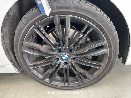 BMW 225i Active Tourer High Executive xDrive 232pk 2015 2-Serie, L-802-HD