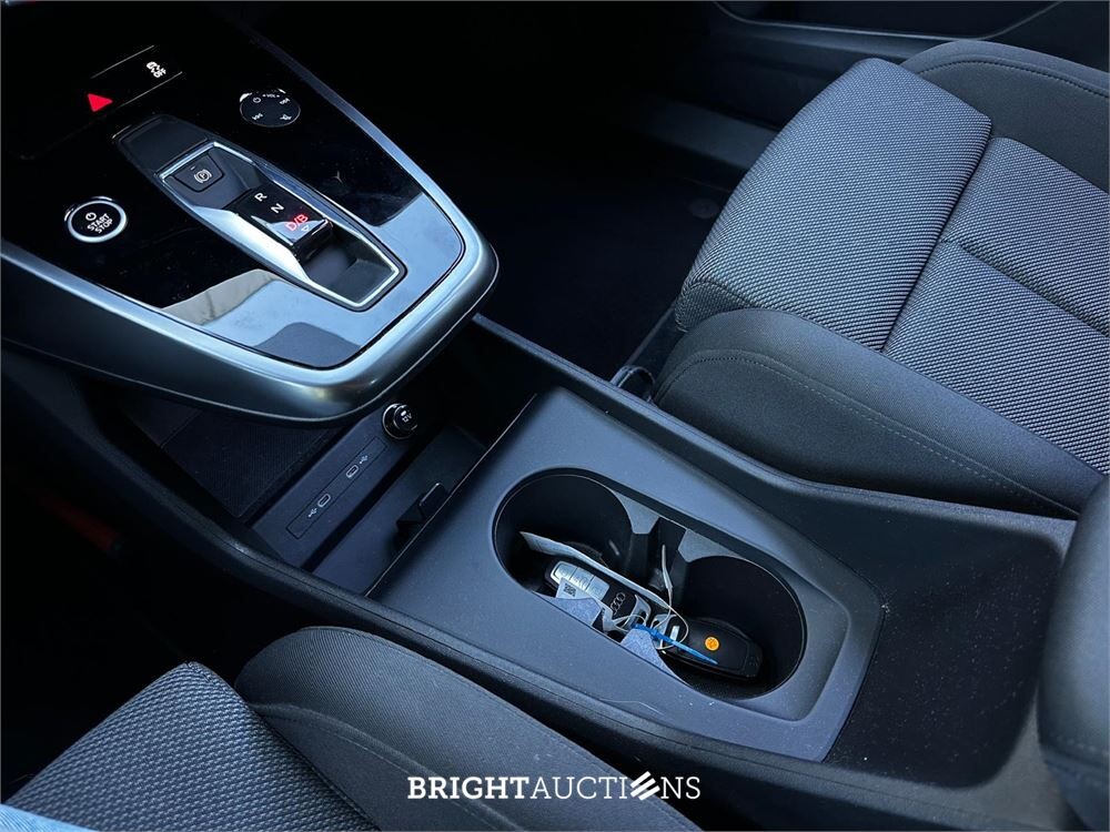 Audi Q4 e-tron 35 Launch edition Advanced 55 kWh 170pk 2021 (Origineel-NL + 1e eigenaar), N-165-PV