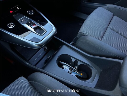 Audi Q4 e-tron 35 Launch edition Advanced 55 kWh 170pk 2021 (Origineel-NL + 1e eigenaar), N-165-PV