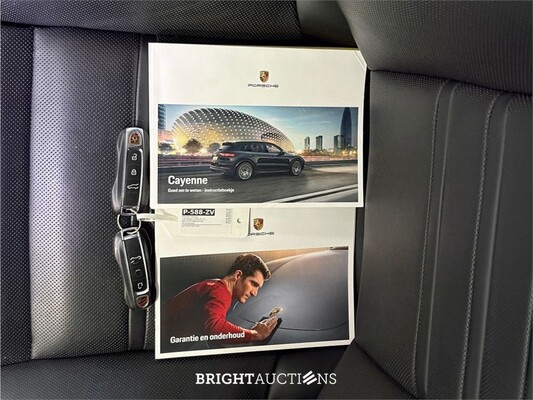 Porsche Cayenne E-Hybrid Platinum Edition 3.0 476pk 2022 (Origineel-NL), P-588-ZV