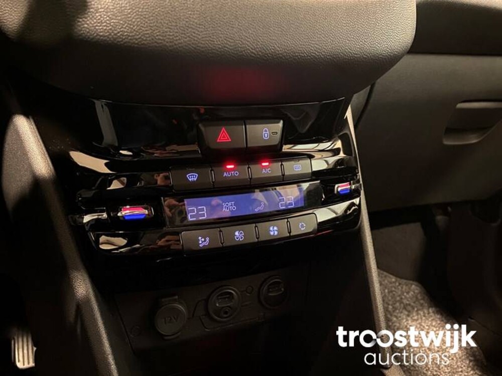 Peugeot 208 1.2 VTi Envy Car