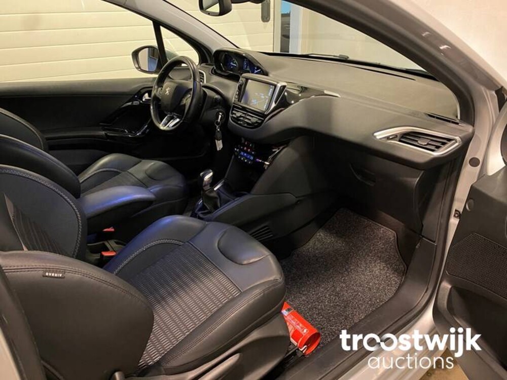 Peugeot 208 1.2 VTi Envy Car