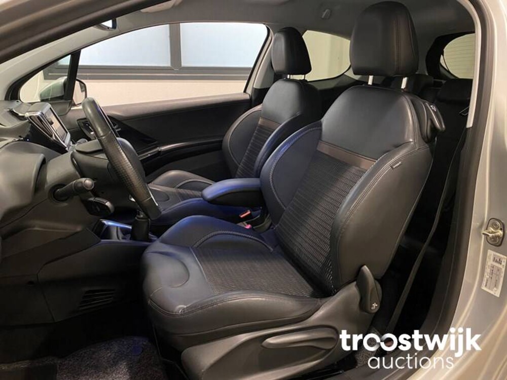 Peugeot 208 1.2 VTi Envy Car