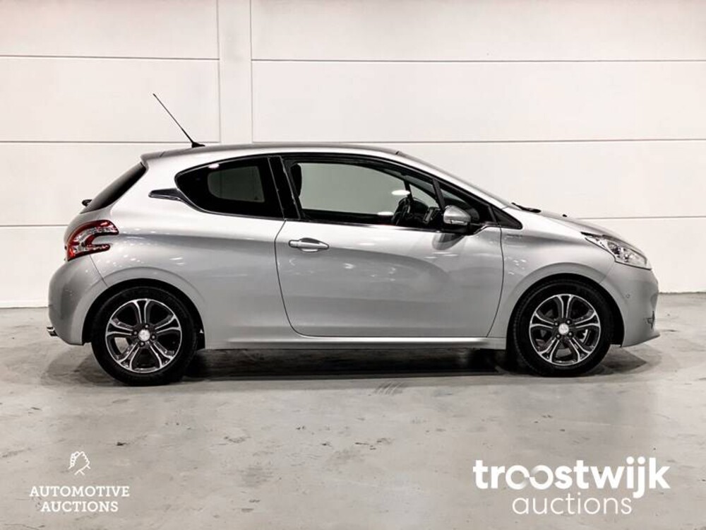 Peugeot 208 1.2 VTi Envy Car