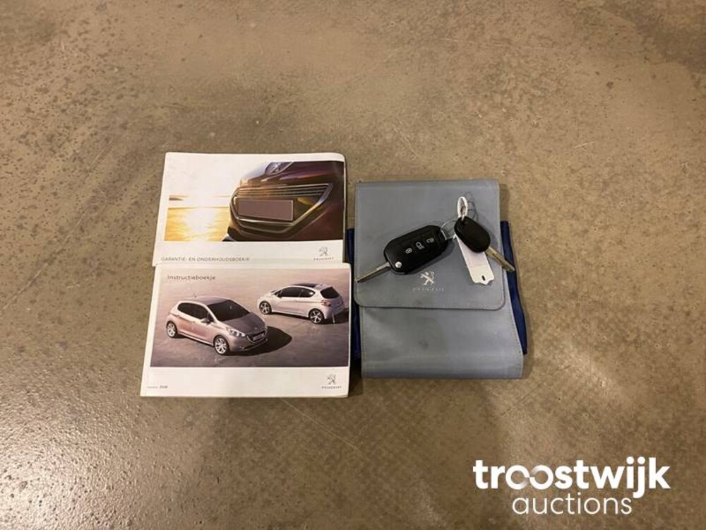 Peugeot 208 1.2 VTi Envy Car