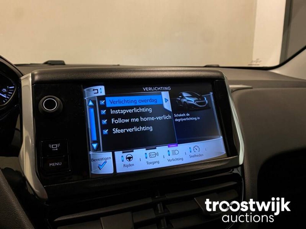 Peugeot 208 1.2 VTi Envy Car