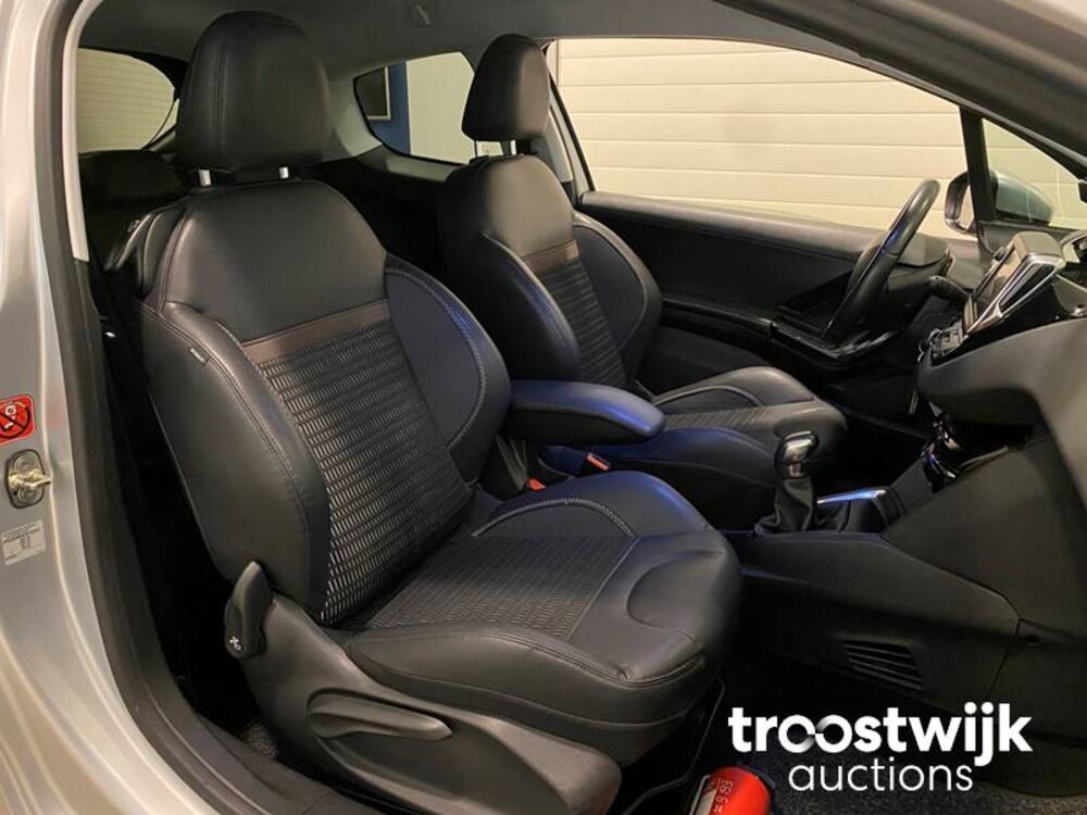 Peugeot 208 1.2 VTi Envy Car