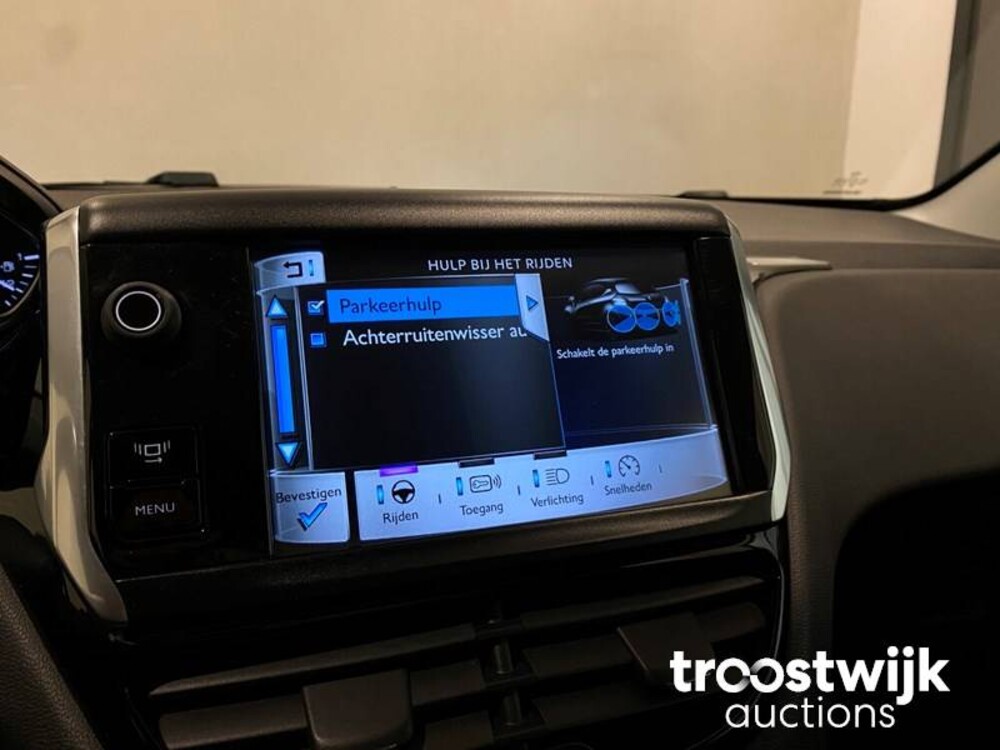 Peugeot 208 1.2 VTi Envy Car