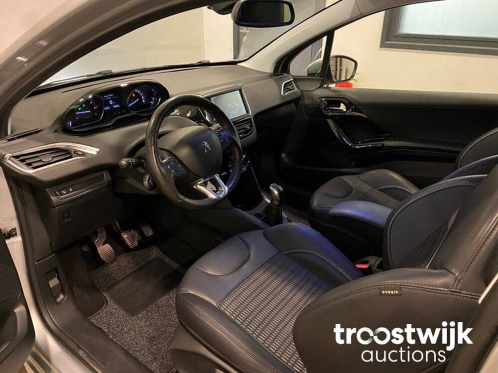 Peugeot 208 1.2 VTi Envy Car