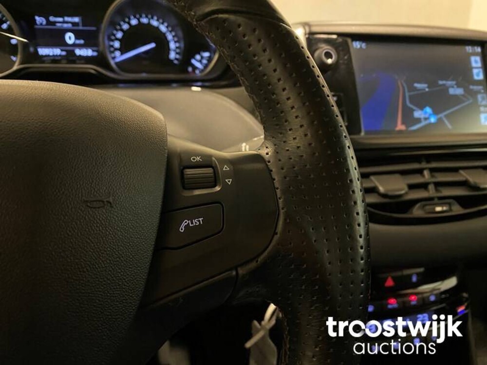 Peugeot 208 1.2 VTi Envy Car