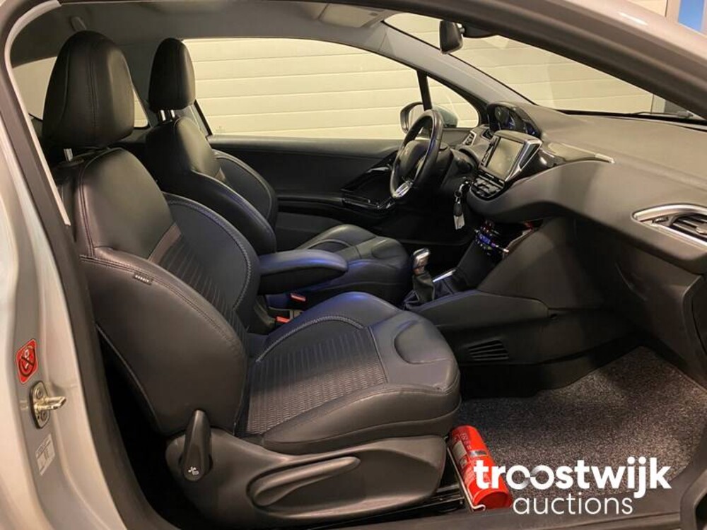 Peugeot 208 1.2 VTi Envy Car