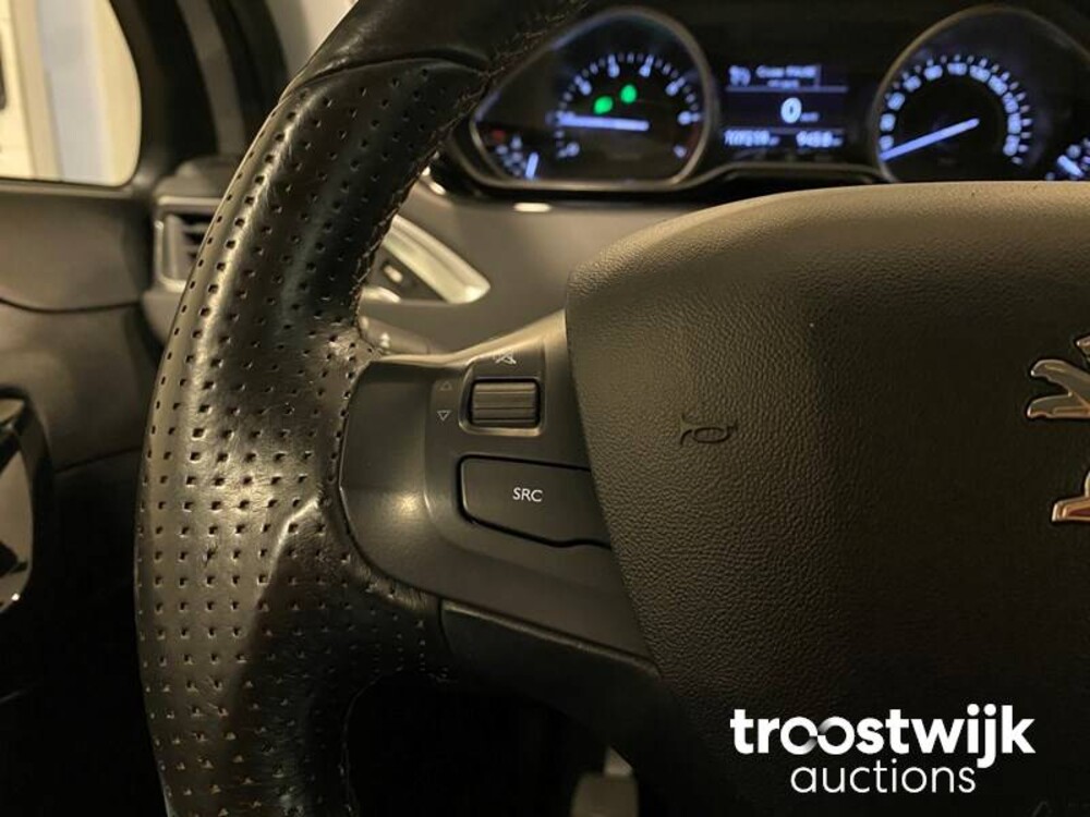 Peugeot 208 1.2 VTi Envy Car