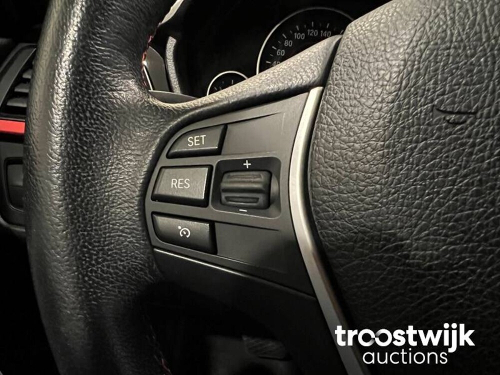 BMW 320i Executive Sportline Car