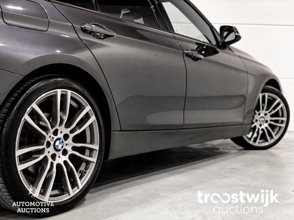 BMW 320i Executive Sportline Car