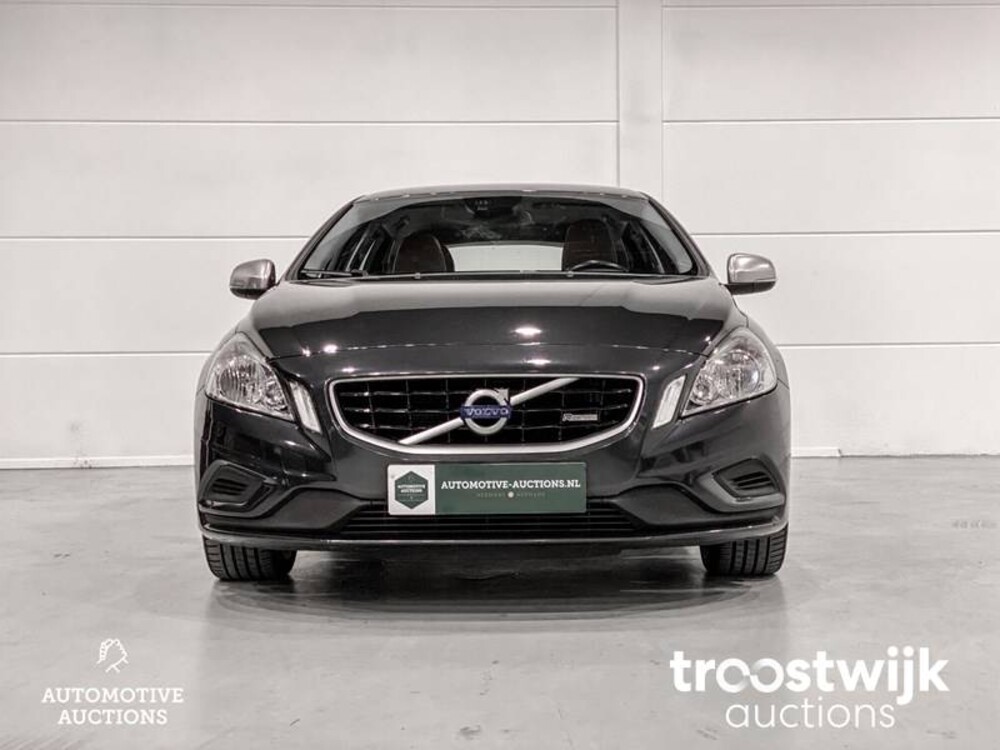 Volvo V60 1.6 T3 R-Design Car