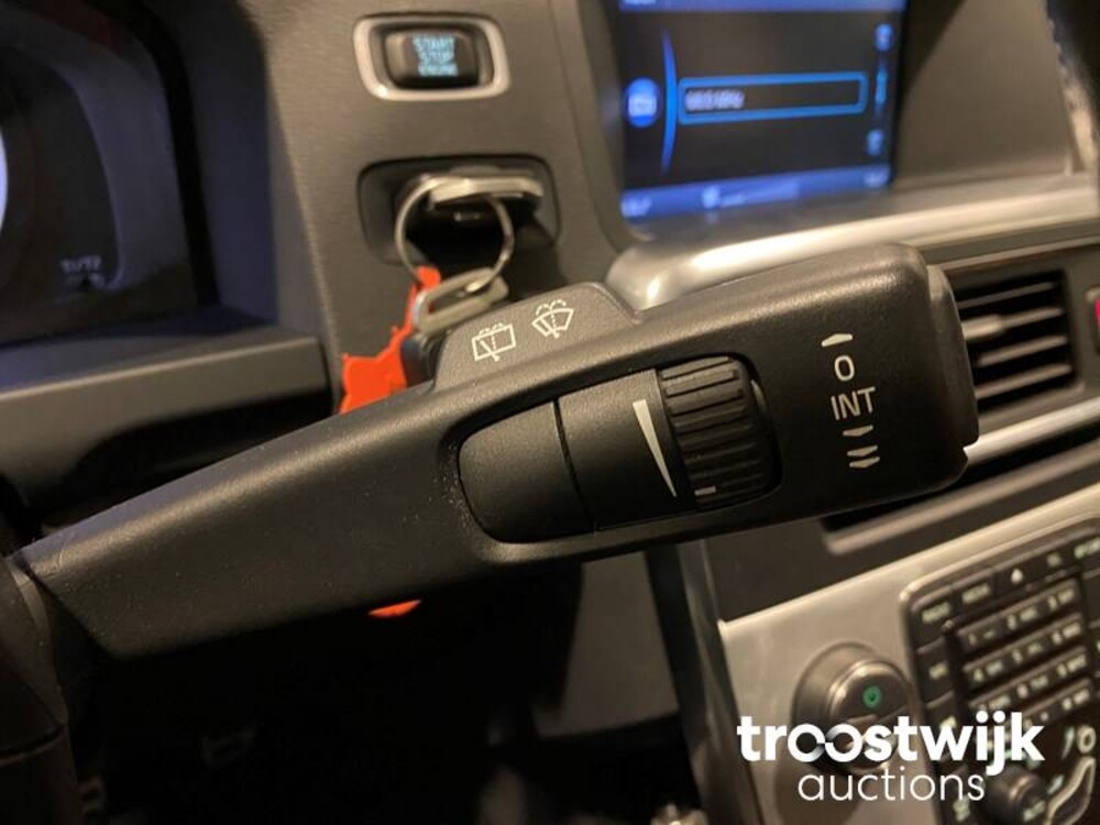 Volvo V60 1.6 T3 R-Design Car